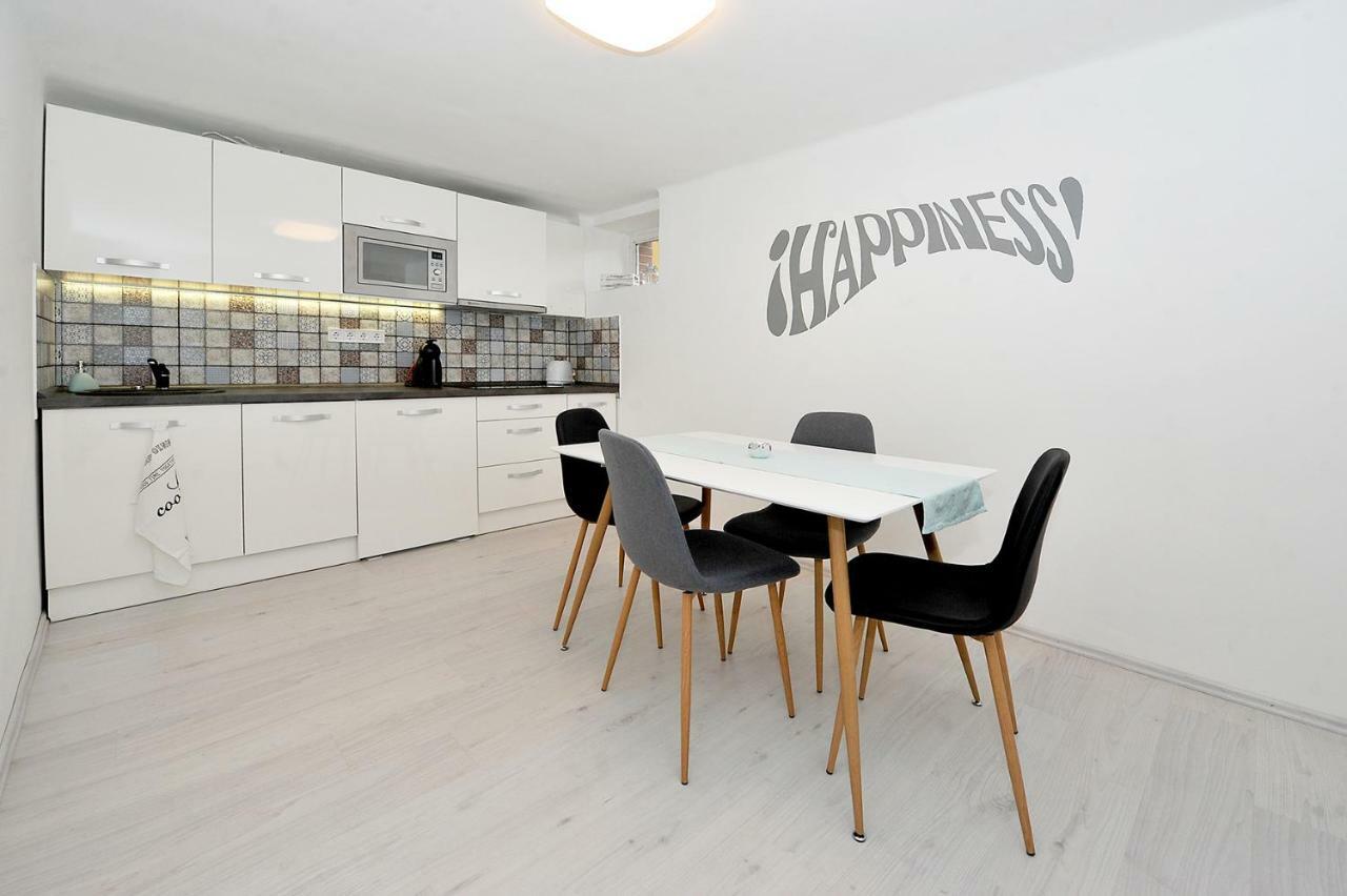 Pure Apartman Pécs Esterno foto