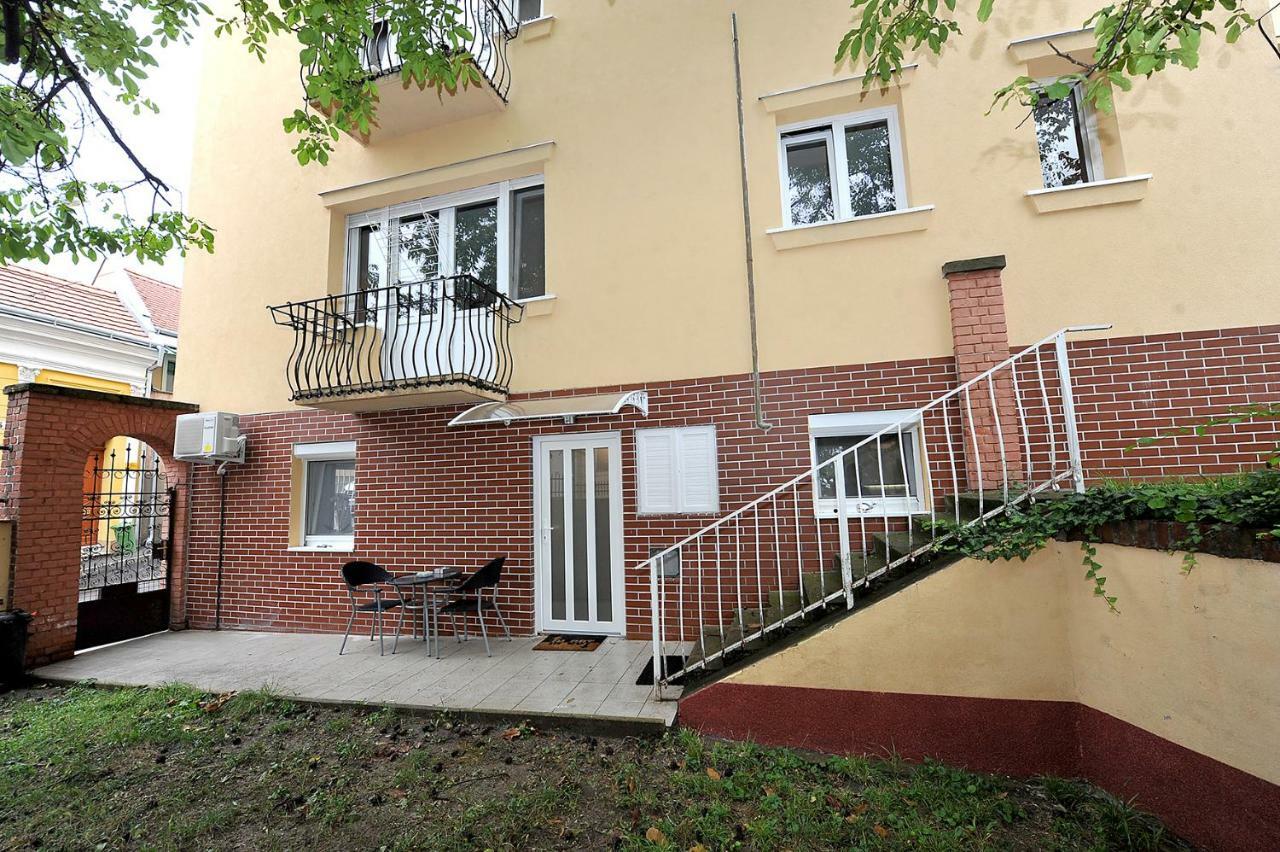 Pure Apartman Pécs Esterno foto